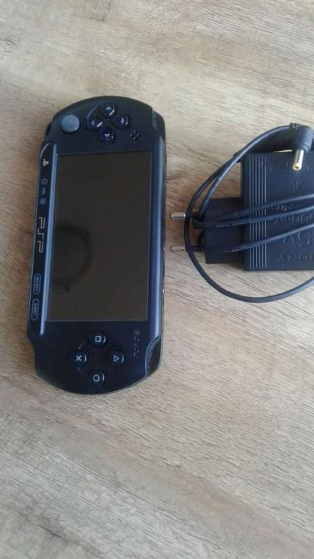 PSP E1004 with 17 Games